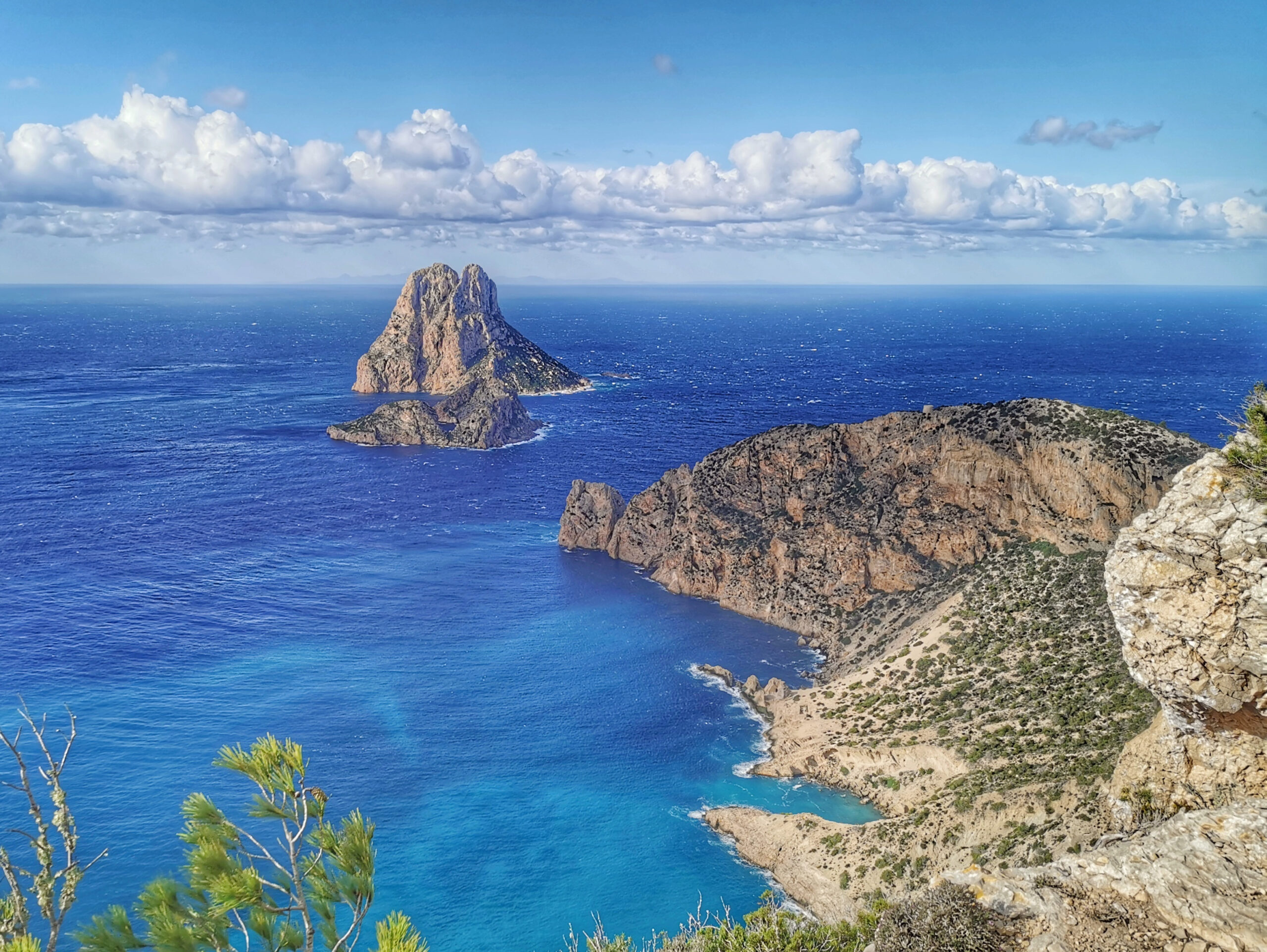 Guía completa para grabar en Ibiza: permisos, localizaciones y consejos de producción